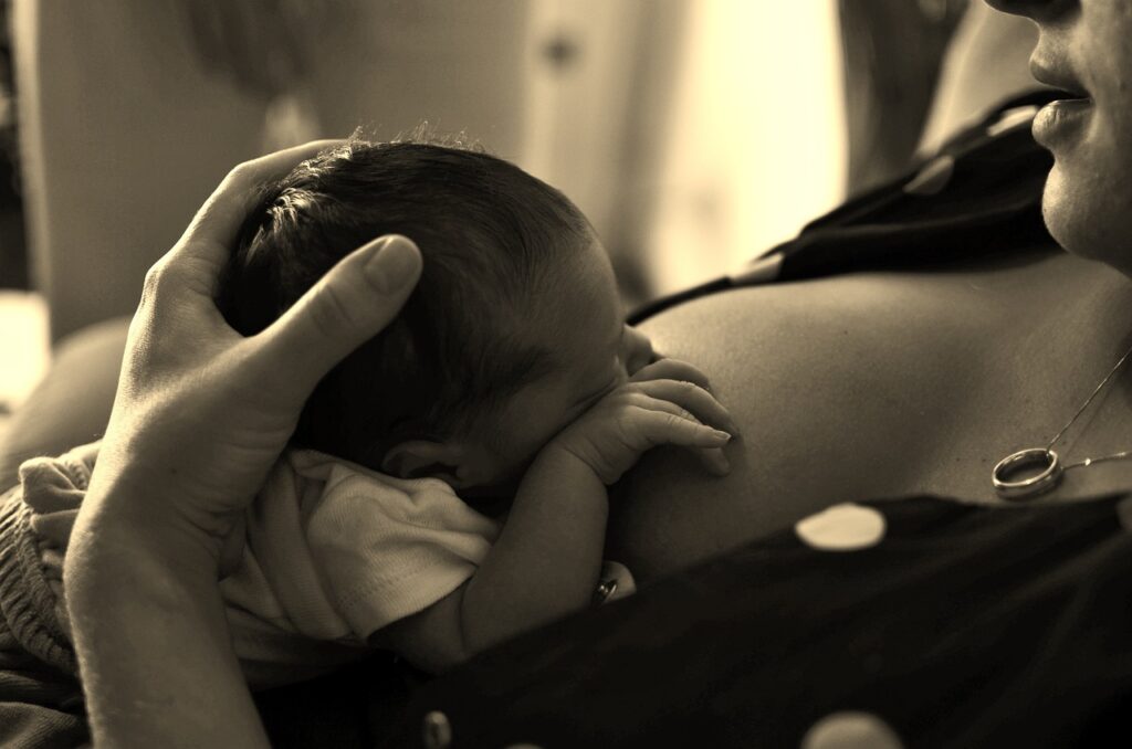 Frau stillt Baby