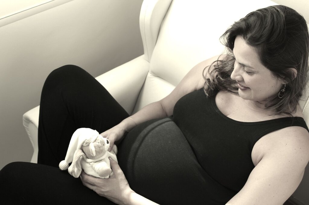 pregnant-1088240_1280